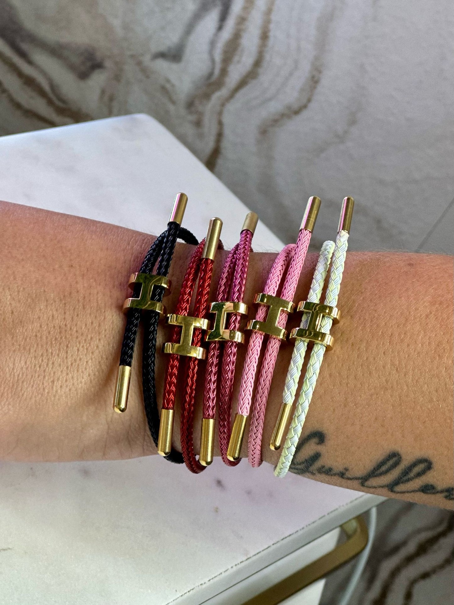 Brazalete H