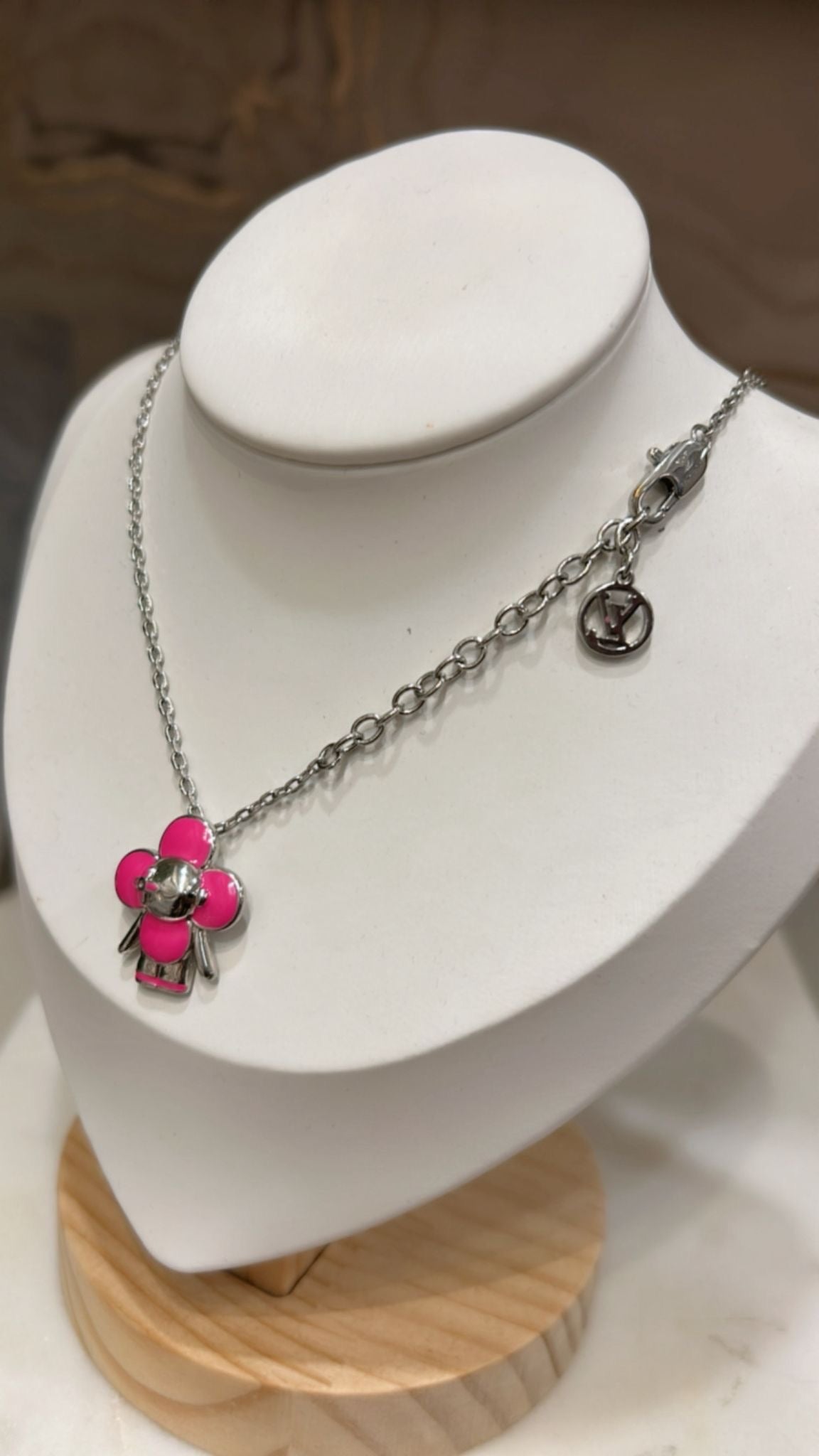 Collar LV Flor logo