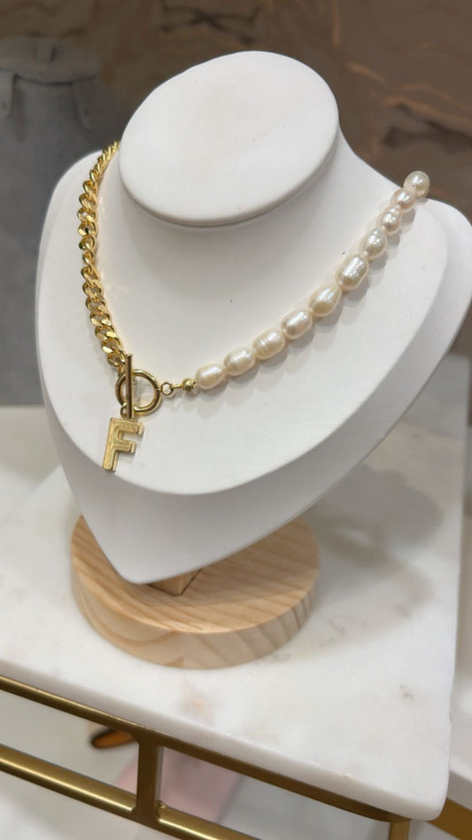 Collar Inicial, mitad eslabón, mitad perla