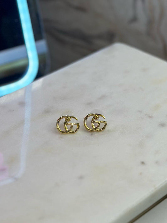 Aretes GG dorados