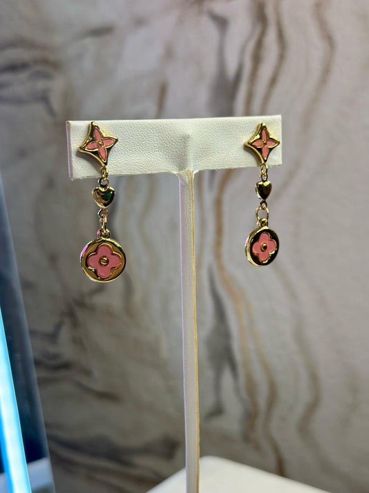 Aretes LV colgantes coral