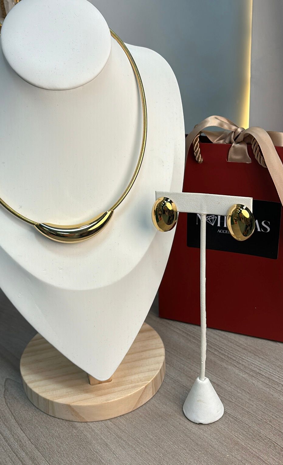 Set Collar y Aretes Curva dorada