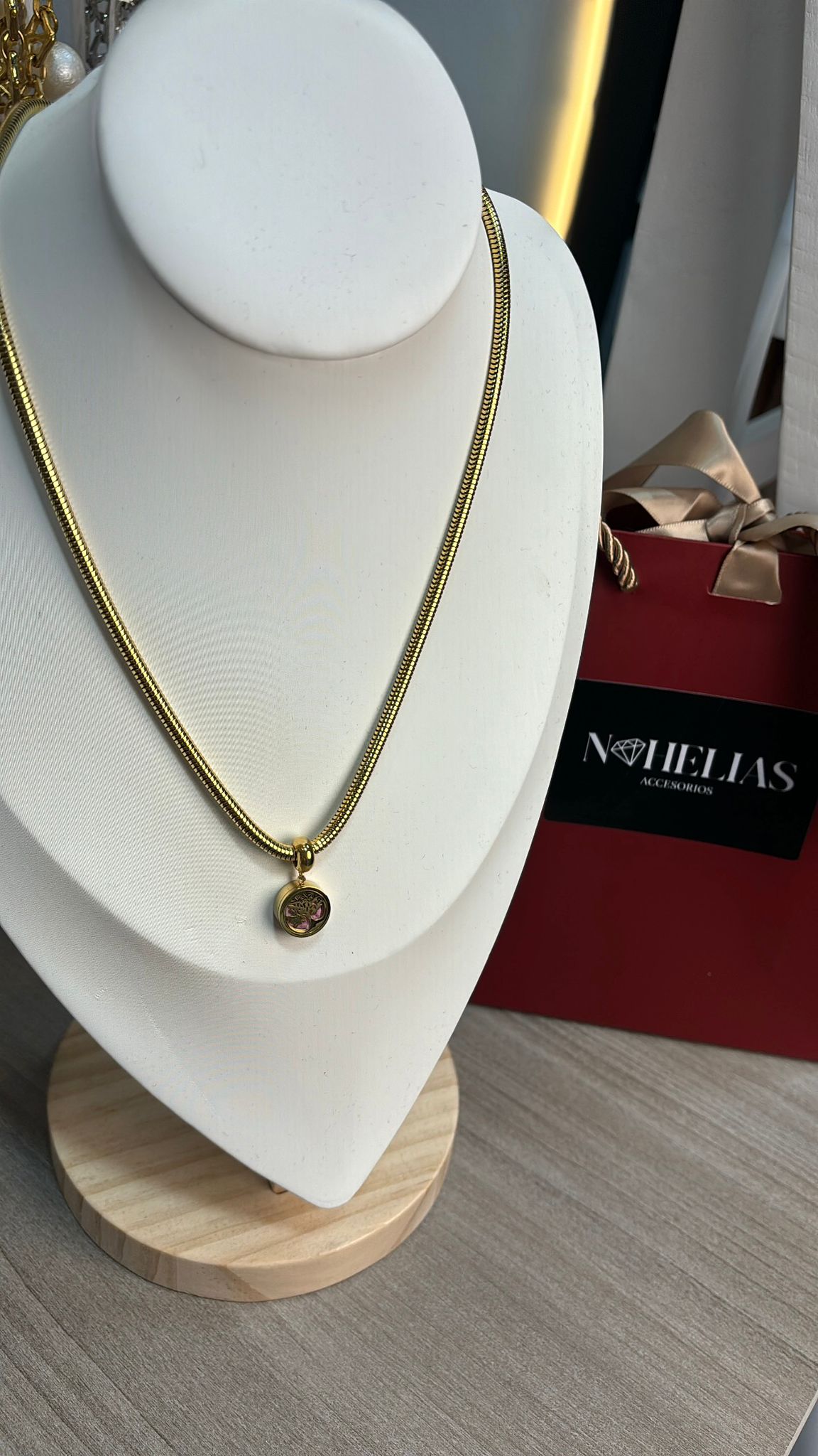 Collar arbol dorado fondo rosa