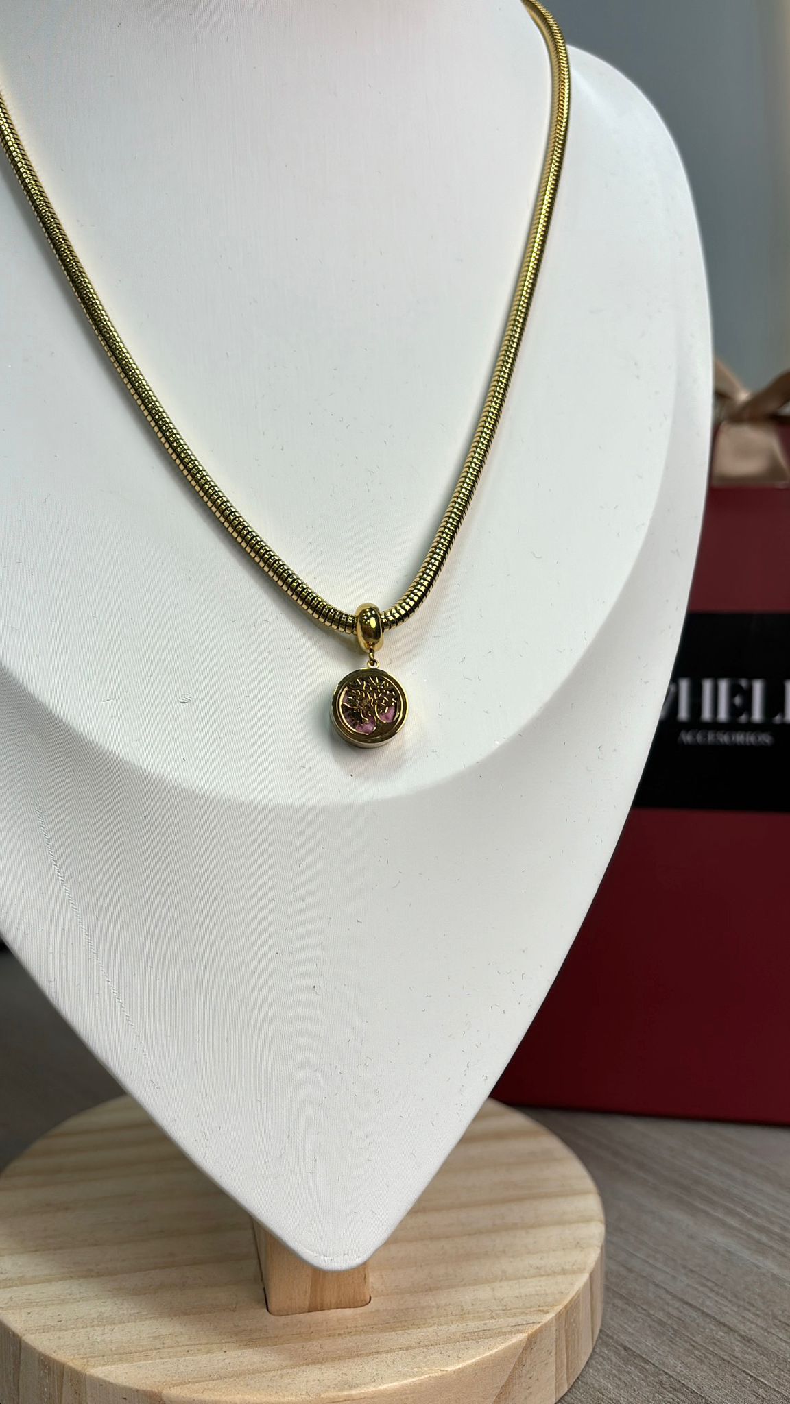 Collar arbol dorado fondo rosa