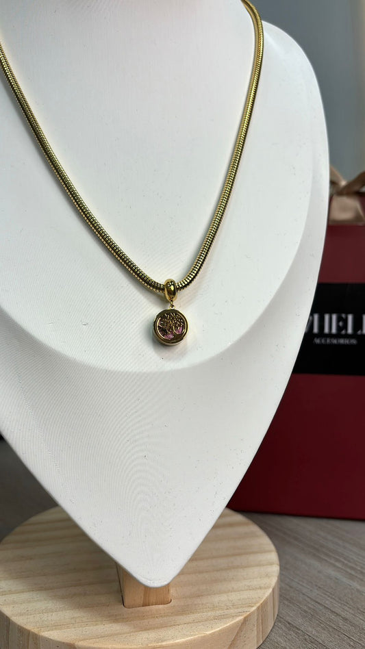 Collar arbol dorado fondo rosa