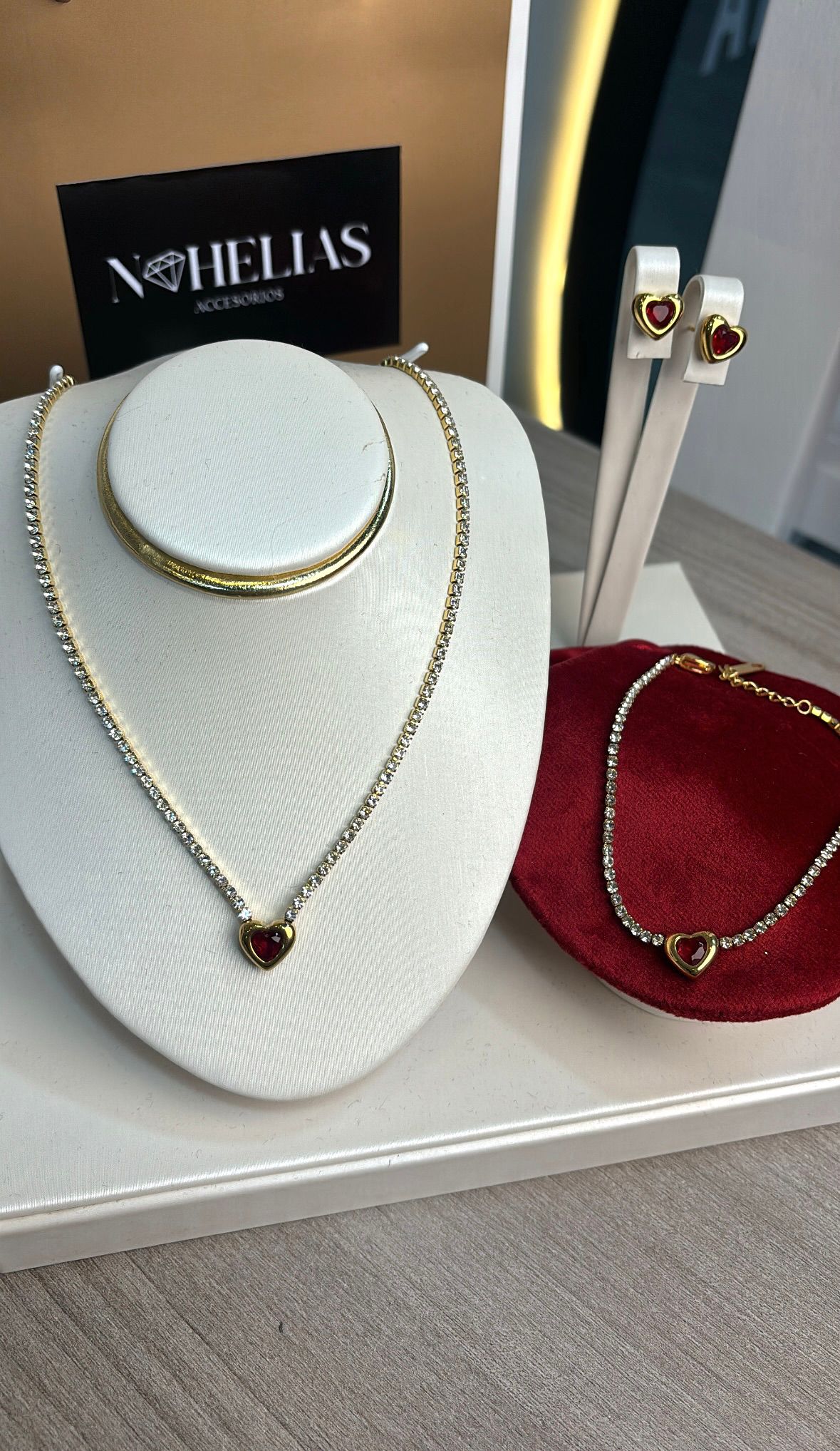 Set Collar y aretes corazon rubi (No incluye pulsera)
